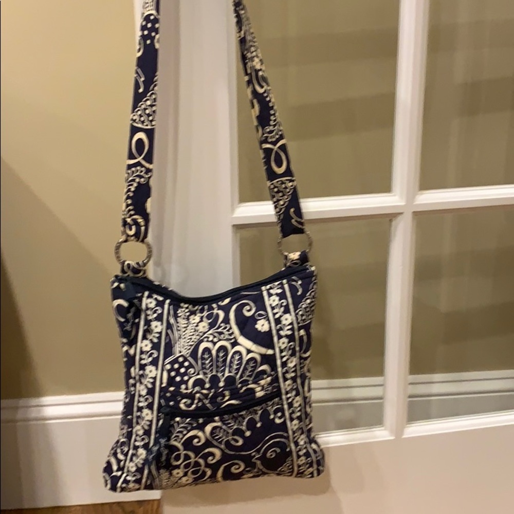 Vera Bradley bag has adjustable strap.